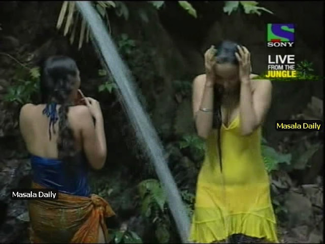 Actress and Celeb News: Shweta Tiwari in Iss Jungle se Mujhe Bachao Taking Shower